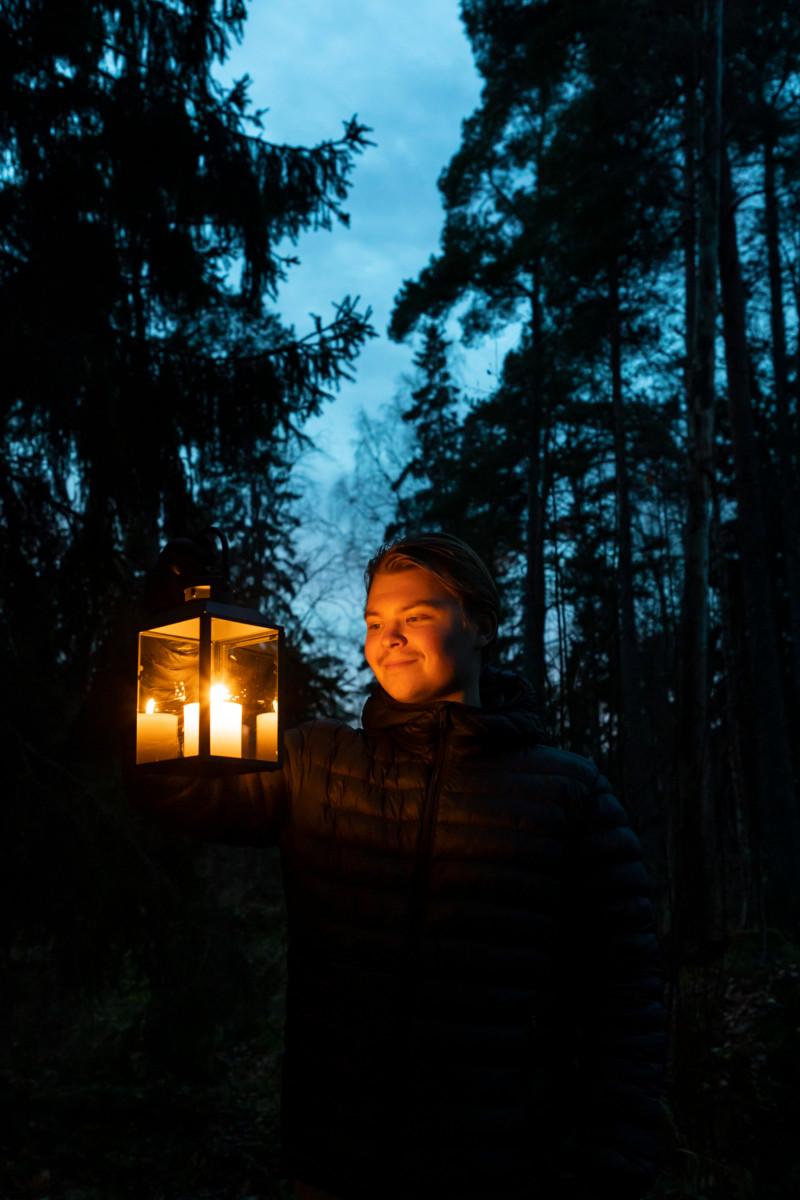 Lastenohjaaja Eemeli Monni on mukana järjestämässä joulupolkua Särkiniemeen kahtena lauantaina.