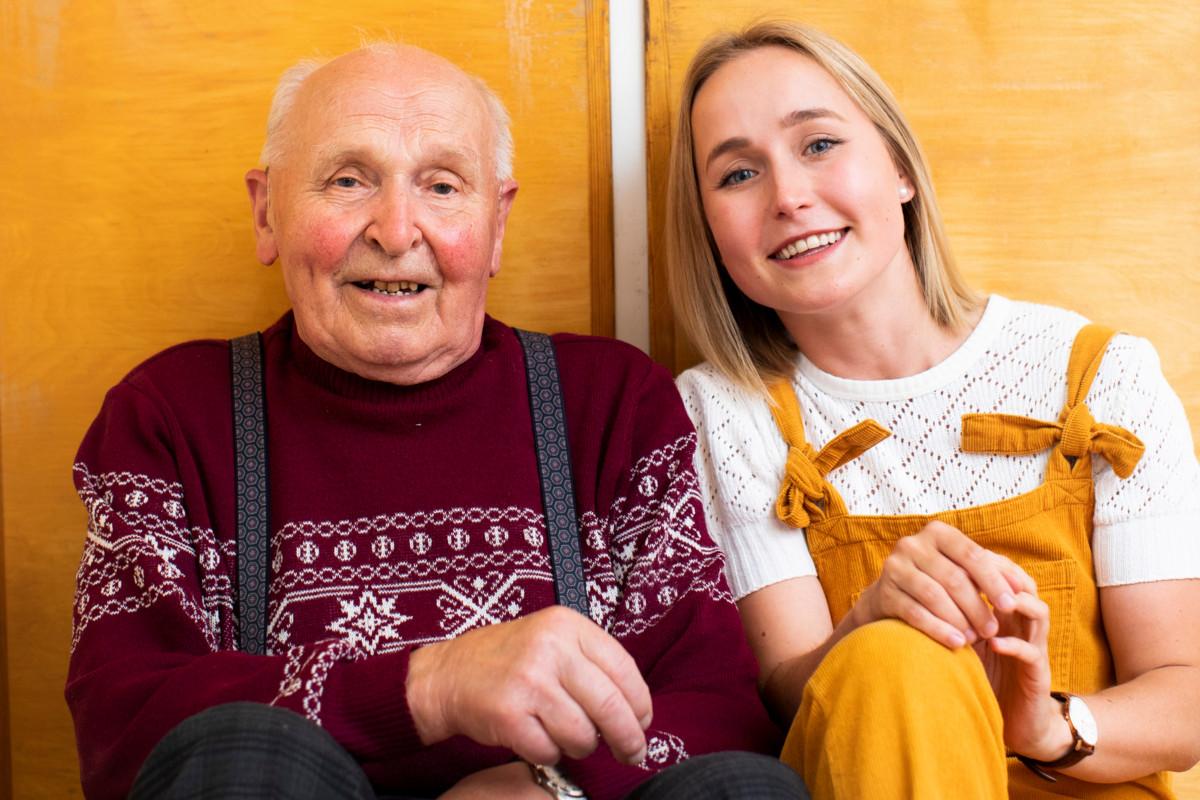 Jorma Saahko sai pojantyttärensä Lotta-Sofia Saahkon Lontoosta Valkeakoskelle. 