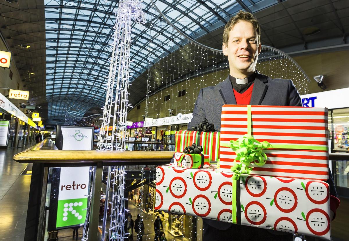 Antamisen iloa. Kauppakeskuspappi Juha Virta kertoo, että viime vuoden Lahjoita lapselle joulu -kampanjan suosio yllätti.