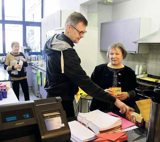 Emäntä Anja Mortelmans ja merimiespapit Kari Latvus ja Taru Savelius-Latvus Antwerpenin merimieskirkossa.