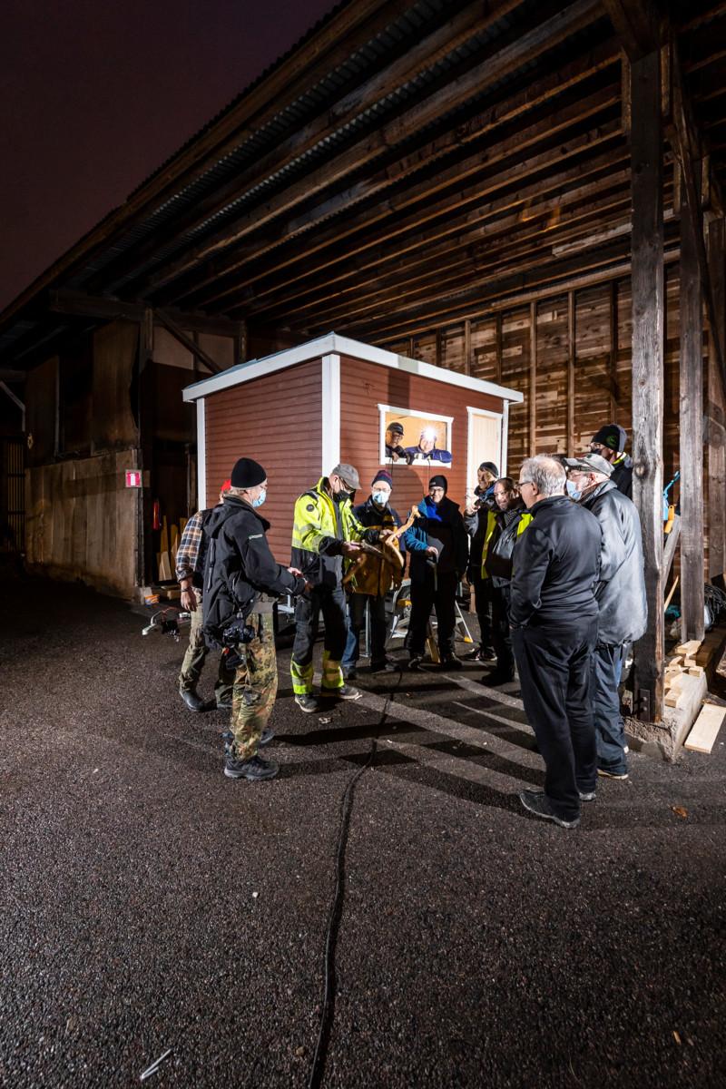 Rovasti Jukka Holopainen veisteli ovenkahvoja anoppinsa omenapuista. Ne kestävät kuulemma pidempään kuin sauna.