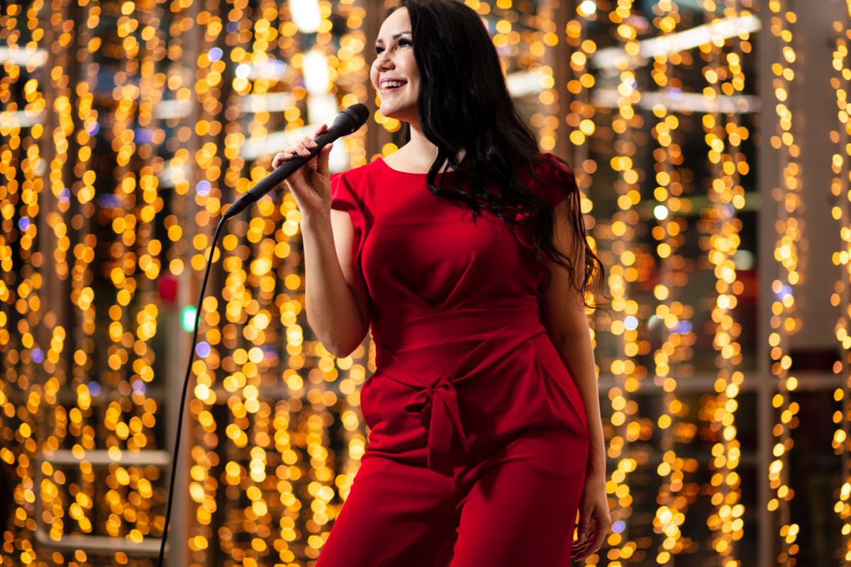 Saija Tuupanen rakastaa joulua. Vaikka olisi väsynyt, niin joululauluja esittäessä laulajan valtaa aivan erilainen valo ja joulun taika.