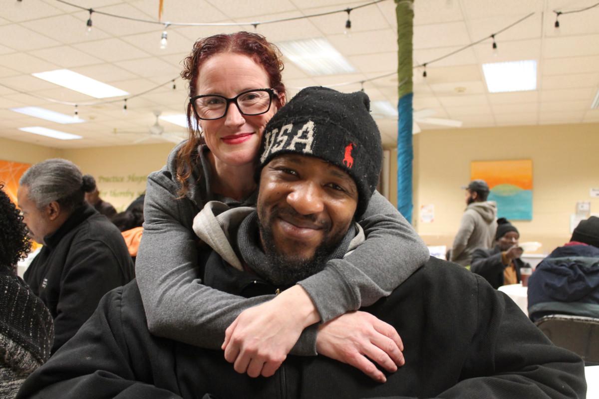 Philadelphialainen Lawreence Miller käy asunnottomien päivällisillä. Hän ja Sunday Love -järjestön perustaja Margaux Murphy tuntevat toisensa jo pitkältä ajalta. “Tämä on rikkain maa maailmassa, mutta rikkaat eivät välitä köyhistä ihmisistä”, Murphy kertoi Heikki Aittokoskelle. Hänen järjestönsä tarjoaa kodittomille satoja aterioita viikossa.