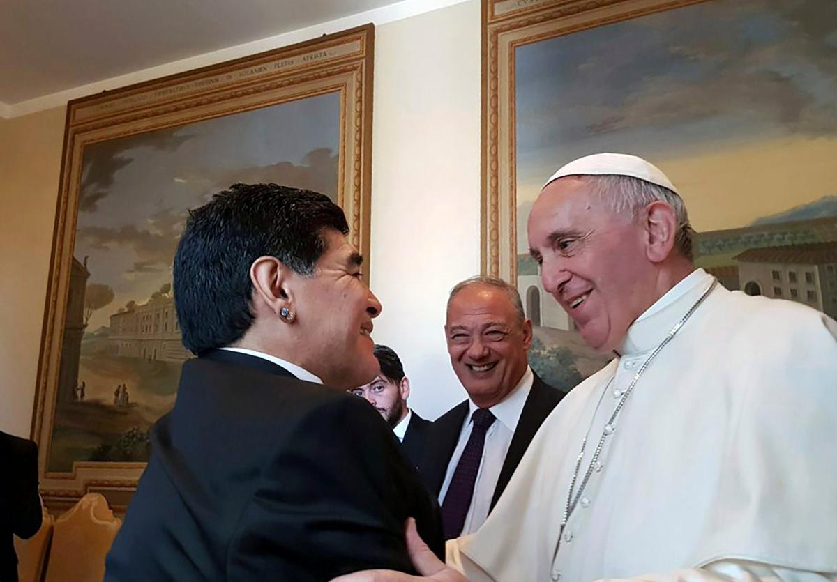 Diego Maradona tapasi paavi Franciscuksen useita kertoja. Tämä kuva kahdesta tunnetusta argentiinalaisesta on vuodelta 2016. 