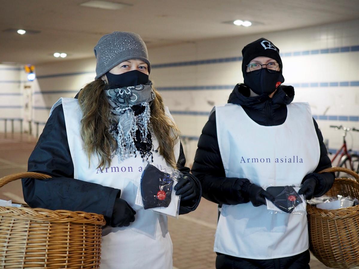 Korson seurakunnan työntekijät Marjo Lehtamo ja Sari Taskinen jakoivat kangasmaskeja Korson juna-asemalla.