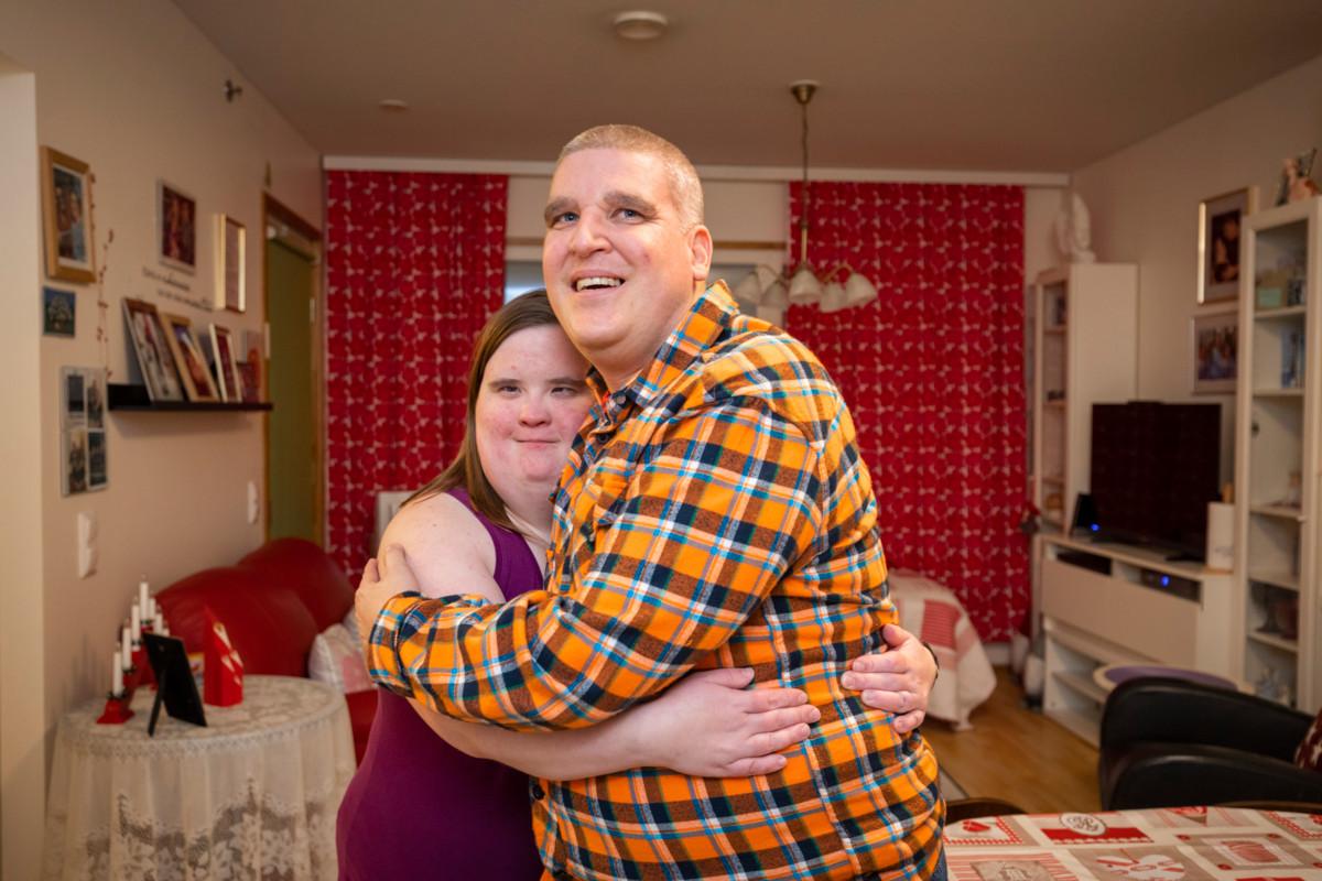 Ruusuhaan ryhmäkodissa asuvat Piia Elonen ja Jarkko Järvinen ovat kihlapari.