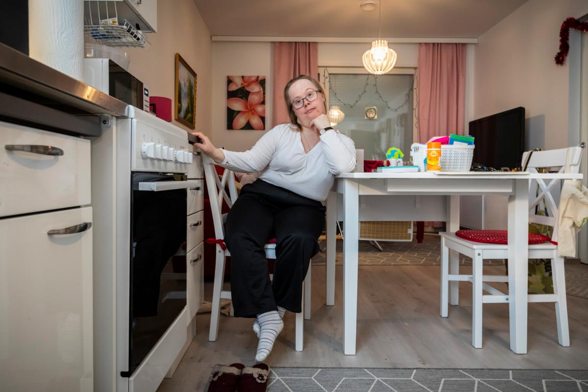 Liisa Koskela soittaa pianoa RRG-bändissä.