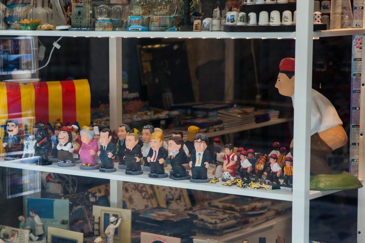Matkumuistomyymälä Gironassa myy erilaisia kakkaajahahmoja.