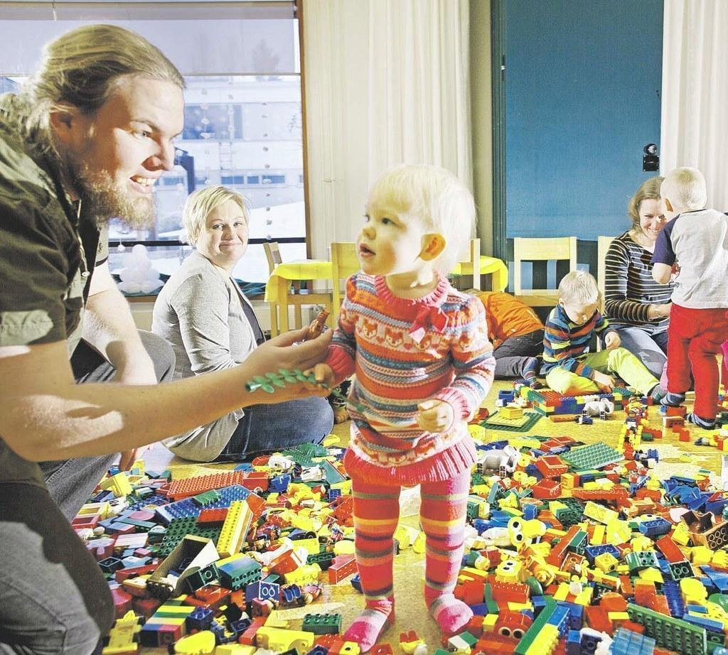 Lauri Wirtanen, Katja Sepponen ja Satu Tonttila viihtyvät lastensa kanssa Korson kirkon perhekerhossa.