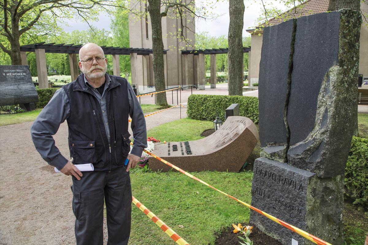 Ylipuutarhuri Ari Pipatti huolehtii siitä, että presidentti Koiviston haudan lähellä olevat haudat saavat olla rauhassa.