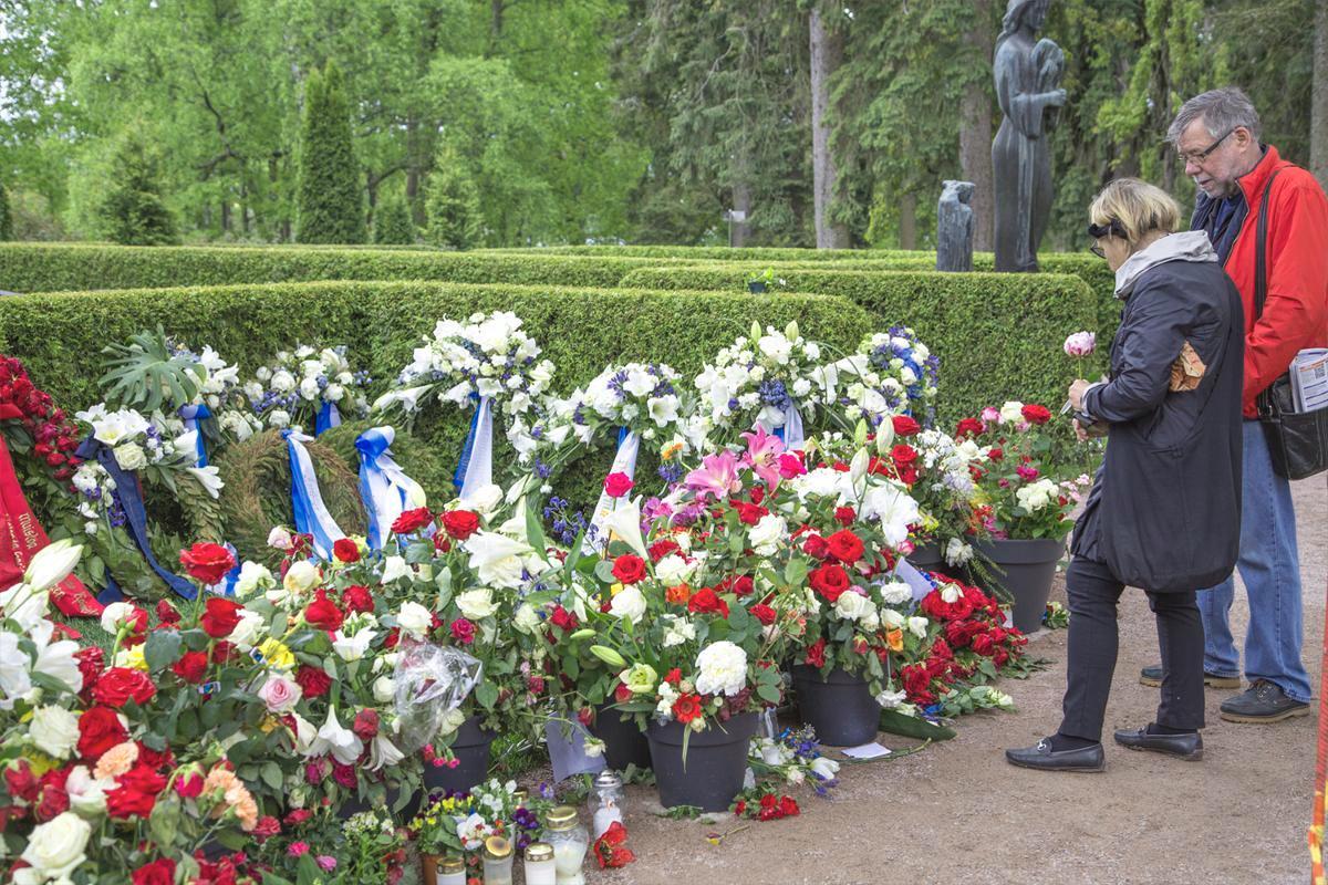 Moni on kunnioittanut presidentti Mauno Koiviston muistoa kukkasilla.