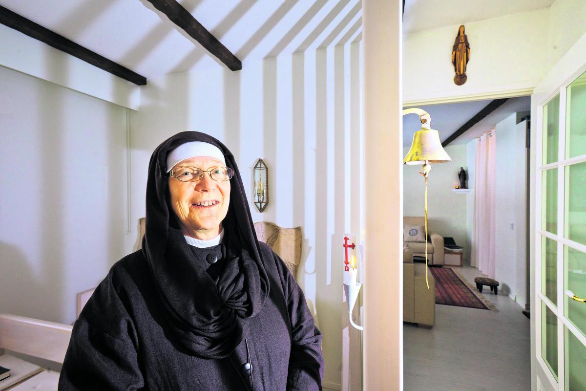 Kotikadulla. – Oma luostarielämäni on alkanut tässä talossa 16 vuotta sitten. Ensin rakensin alttarin olohuoneeseen, kertoo Hannele Kivinen de Fau. Hän on ollut Laakavuorenkadun kaksion vuokralainen koko tämän ajan.