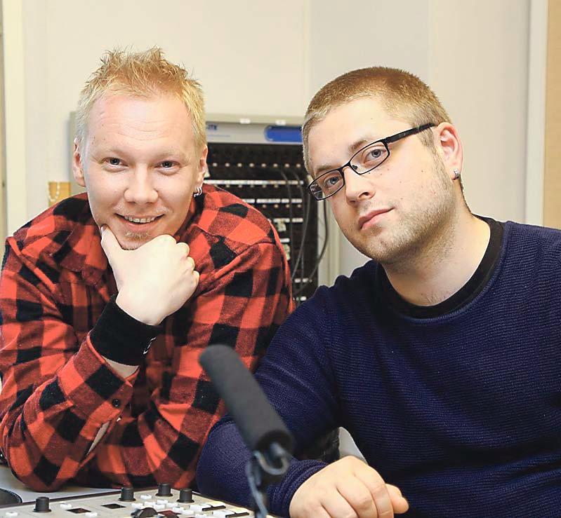Suviradiota tekevät muun muassa tuottaja Justus Laitinen ja musiikkipäällikkö Olli Aimola.