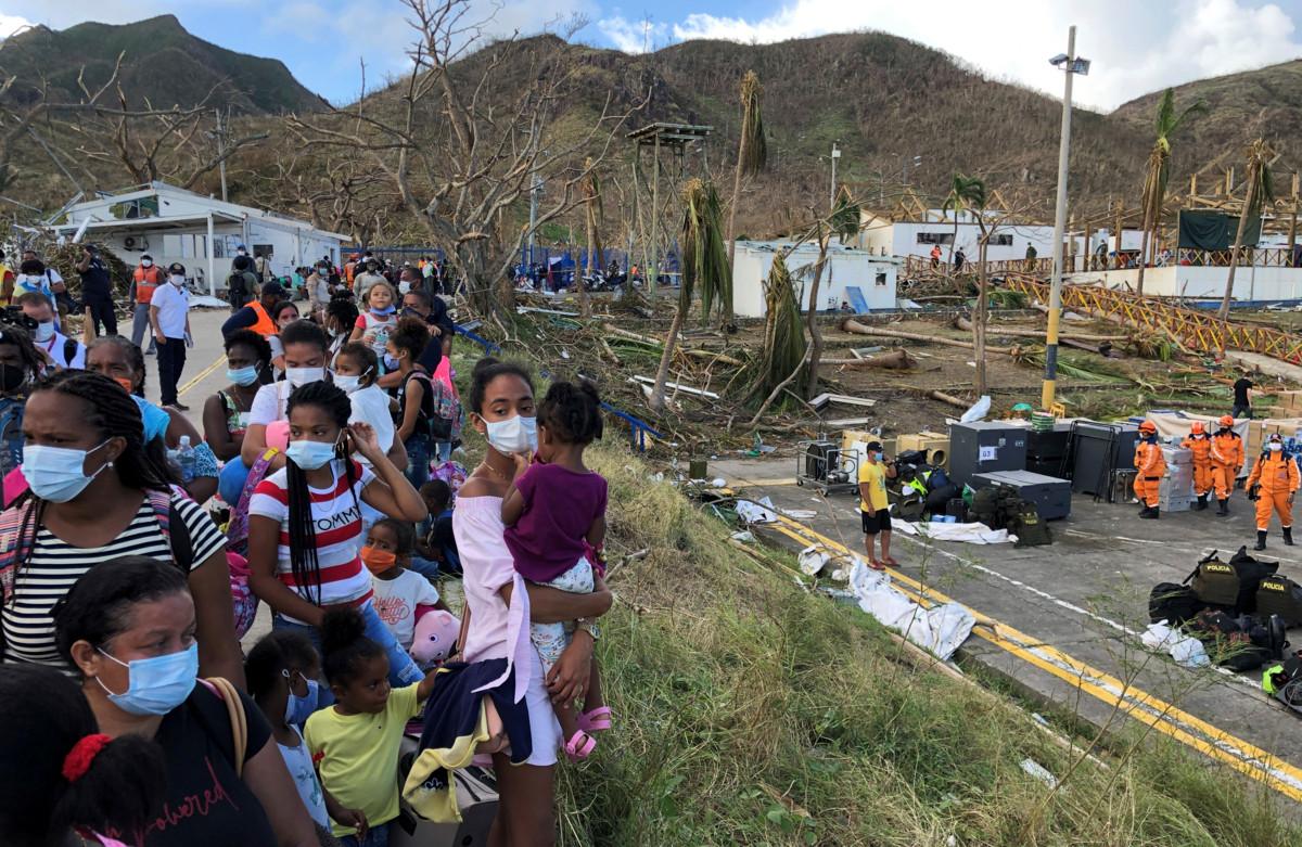 Kolumbialle kuuluva Providencian saari tuhoutui Iota-hurrikaanissa perusteellisesti. Kuvassa ihmiset odottavat evakuoimista. LEHTIKUVA / REUTERS / Javier Andres Rojas Staff