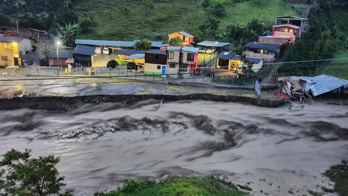 Tulviva joki uhkaa ihmisten asuntoja Chocóssa. Luterilaisen maailmanliiton työntekijät ovat päässeet alueelle ja lähettäneet sieltä kuvia, jotka kertovat avun tarpeesta.