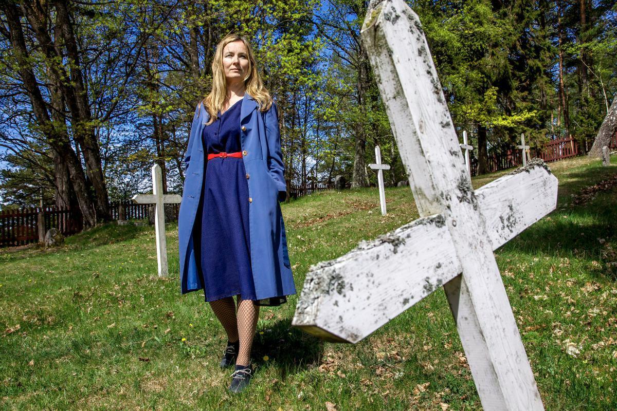 Katja Kalliolle oli tärkeä hetki, kun hän löysi Seilin saaren hautausmaalta Amanda Aaltosen kuluneen hautakiven.