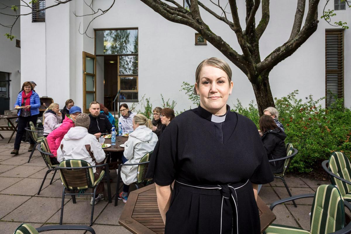 Mimosa Mäkinen lupaa työskennellä sen puolesta, että Kauniaisten seurakunta säilyy itsenäisenä myös tulevaisuudessa.