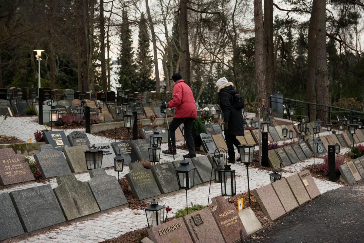 Ulla Lyytikäinen tuli kälynsä Soili Lyytikäisen kanssa katsomaan uusittua uurnalehtoa. Molemmat pitivät lehdon uudesta ja valoisammasta ilmeestä ja olivat tyytyväisiä remonttiin.