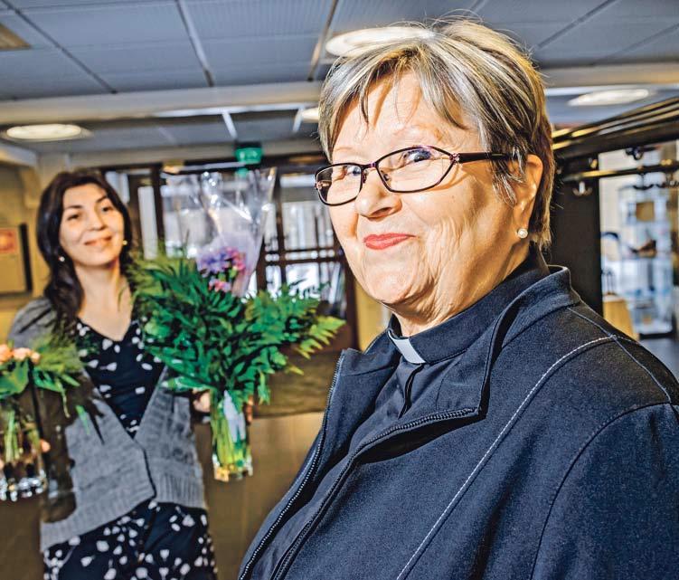 Kaija Laalo-Lipponen on työskennellyt Hakunilan seurakunnassa 28 vuotta, niistä lähes 25 vuotta pappina. Ylivahtimestari Eeva Ronkainen on yksi hänen työtovereistaan.