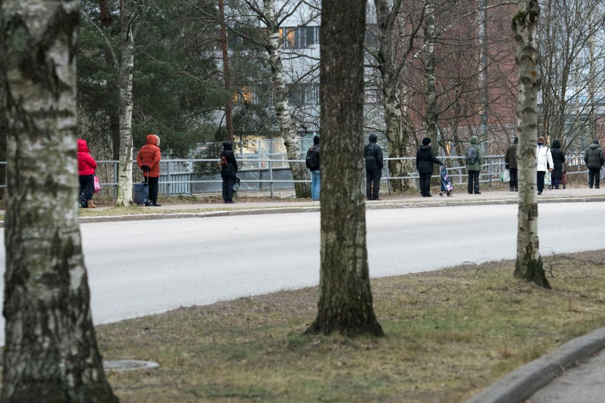 Myllypuron elintarvikejakelun ruokapisteelle pääsee koronarajoitusten vuoksi vain kymmenen ihmistä kerrallaan. On tärkeää, että turvavälit säilyvät jonossakin. 