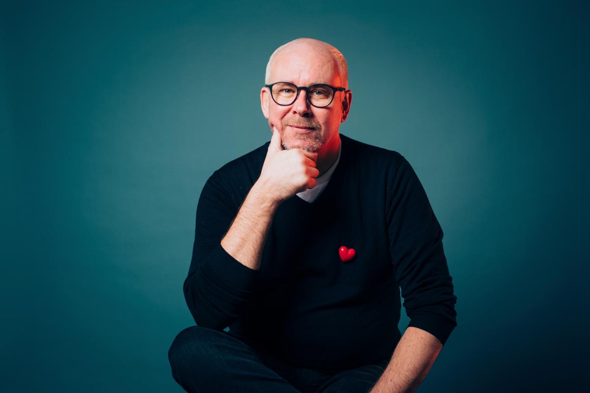 Jouluradion musiikkitoimittaja Mika Saarelainen on kiitollinen siitä, että saa tarkastella suomalaista joulumusiikkitarjontaa aitiopaikalta. Kuva: Vilja Harala