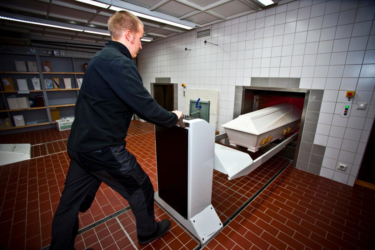 Ihminen muuttuu tuhkaksi. Jyrki Heiskanen työntää krematorion uuneihin useita vainajia päivässä. Kuva vuodelta 2010.