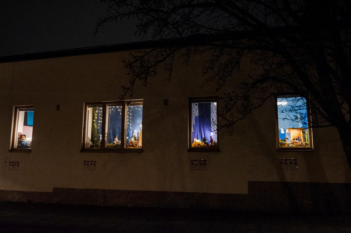 Käpylän kirkolla kannattaa kurkistella ikkunoista sisään.