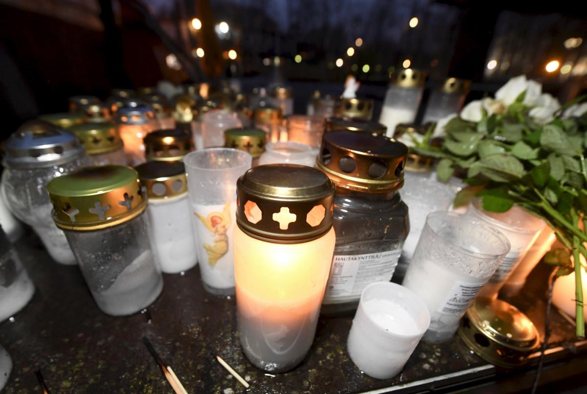 Muistokynttilöitä tapetun pojan ruumin löytöpaikalla Koskelan sairaalan lähistöllä Helsingissä sunnuntaina 20. joulukuuta. 