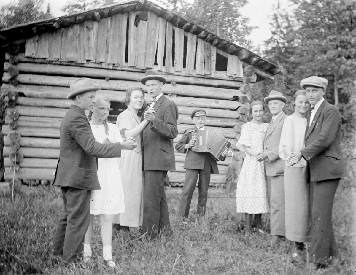 Koivistonkyläläisiä tanssimassa hanurin säestyksellä Mäkelän metsässä vuonna 1920. Maalla järjestettiin niin sanottuja nurkkatansseja ulkona, talvella tuvissa. Kuvaaja Jalmari Virtanen / Kansanperinteen arkisto.
