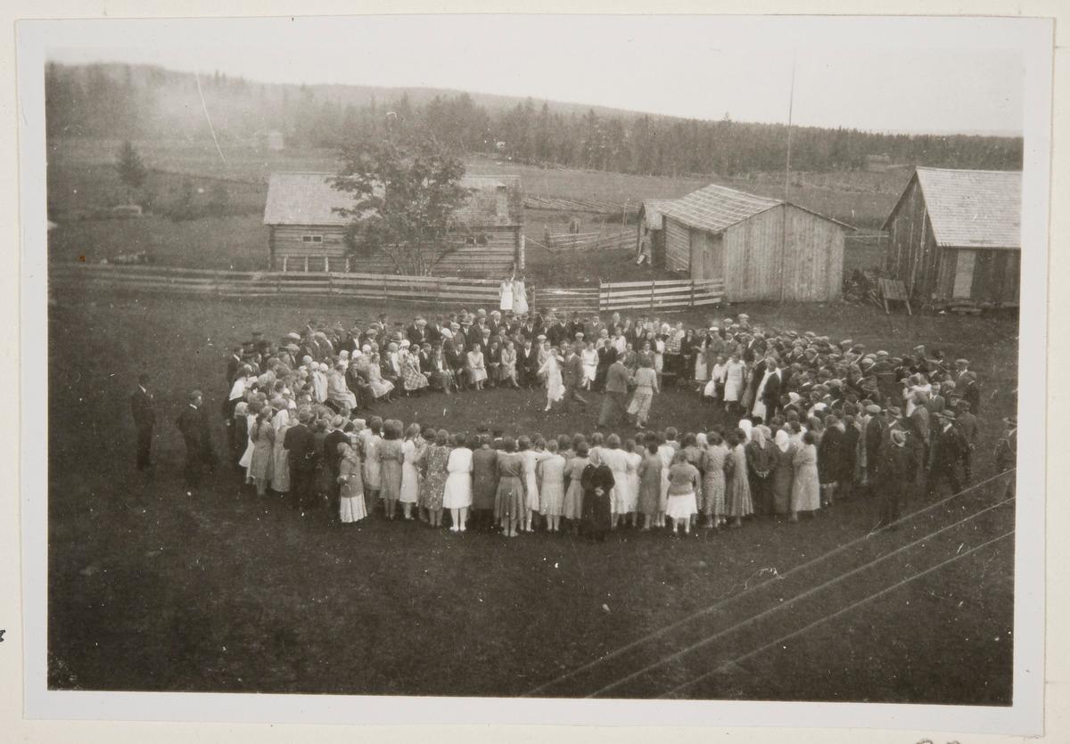 Hääväki tanssii purppuria Vimpelissä vuonna 1931. Piirileikkejä eli tanhuja pidettiin siveellisempinä eli vaarattomampina kuin paritansseja. Kuva: Hugo Harmia / Museovirasto.