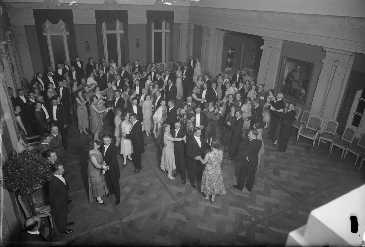 Juhlatanssit insinööriupseerien ylennystilaisuudessa Helsingissä 1930. Kuva: Museovirasto.