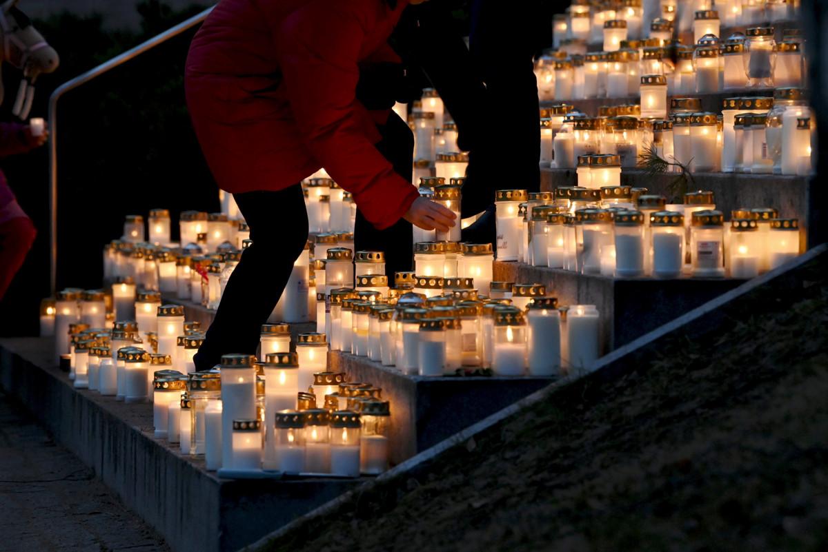 Hietaniemen hautausmaalle vietiin jouluaattona paljon kynttilöitä.