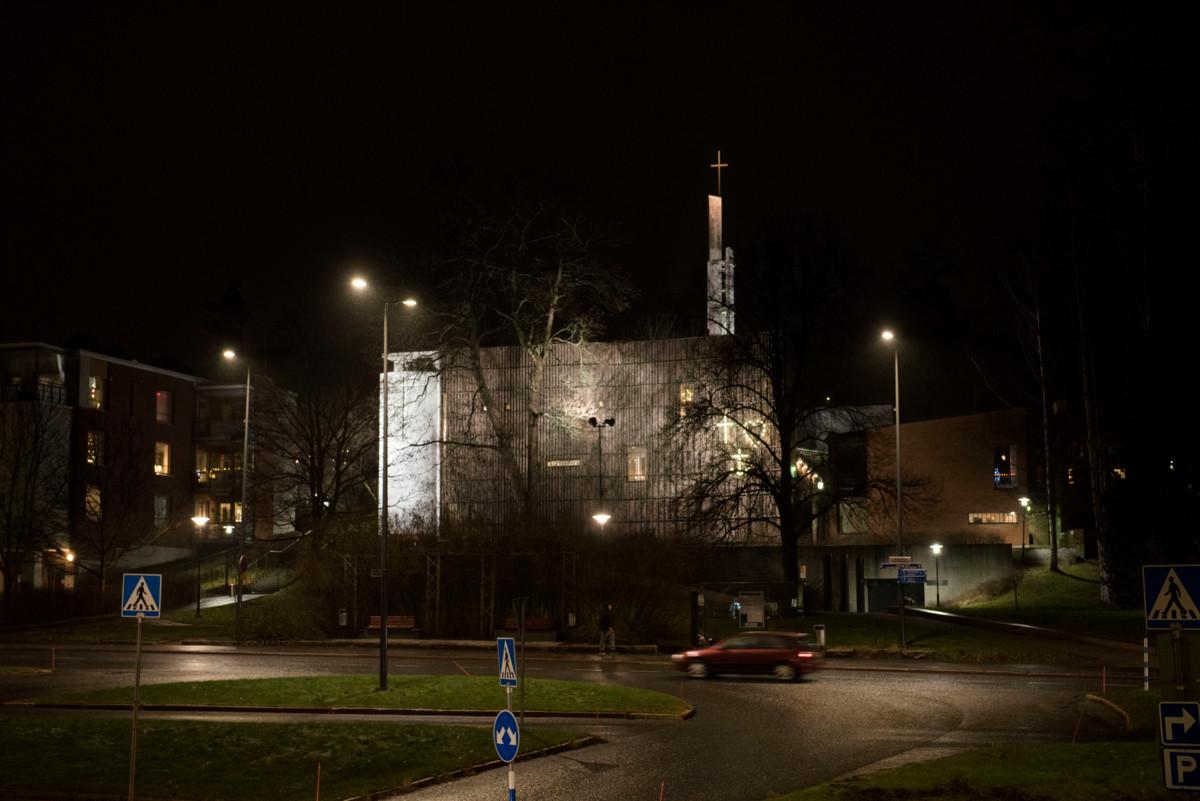 Vuonna 1983 valmistuneen Kauniaisten kirkon julkisivua koristavat usko, toivo ja rakkaus -symbolit. Kirkon on suunnitellut arkkitehti Kristian Gullichsen. 