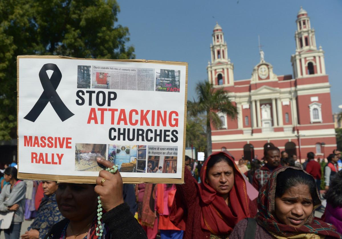 Intialaiset kristityt osoittavat mieltään vuonna 2015, koska maassa tehtiin useita hyökkäyksiä kristillisiin kirkkoihin. Myös tänä vuonna maassa on tehty lukuisia hyökkäyksiä kristittyjä vastaan.