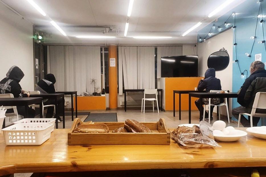 Yökeskus Kalkkersissa voi yöpyä noin 15 henkilöä kerrallaan. Päihtymys ei ole esteenä sisäänpääsylle eikä se, millä paikkakunnalla kävijä on kirjoilla.