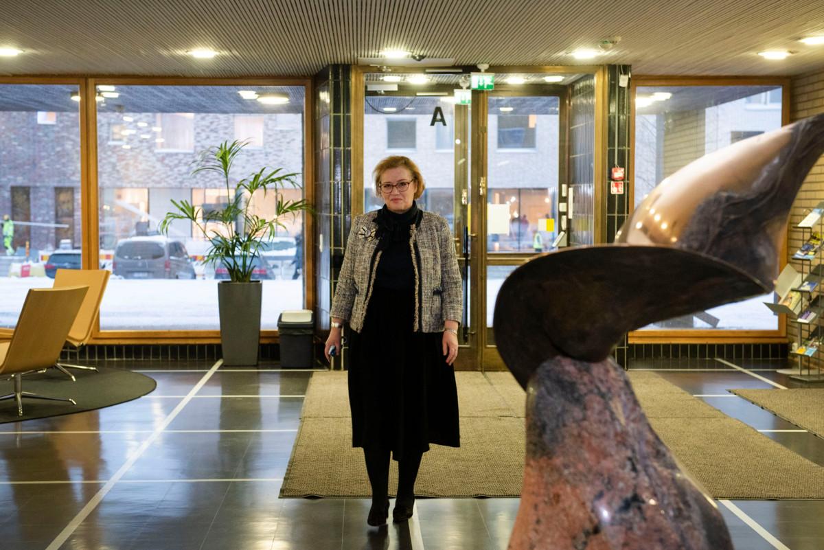 Vantaan kaupunginjohtaja Ritva Viljanen kaupungintalon aulassa. Kun uusi toimitalo valmistuu, nykyinen kaupungintalo jää demokratiataloksi ja järjestökäyttöön.