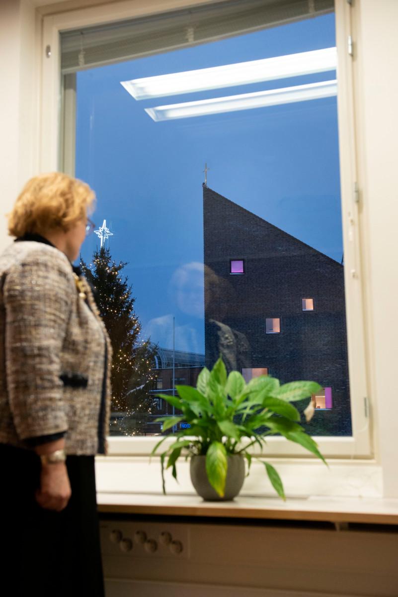 Vantaan kaupunginjohtaja Ritva Viljanen katselee uutta Tikkurilan kirkkoa työhuoneensa ikkunasta.