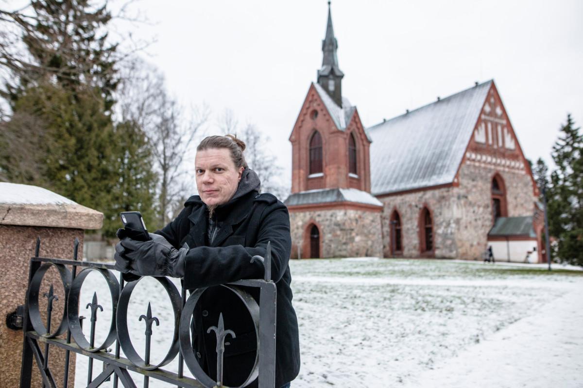 Vantaan Pyhän Laurin keskiaikainen kivikirkko kuuluu kirkkoja Instagramiin kuvaavan Vellu Salmisen suosikkeihin.