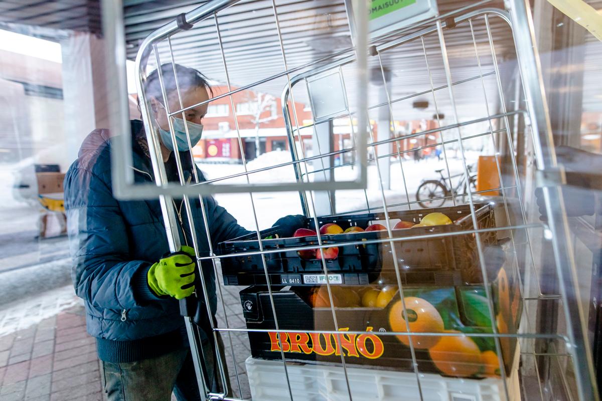 Jani kuljettaa hävikki- eli hyötyruokaa Hermanniin ja Alppilaan.