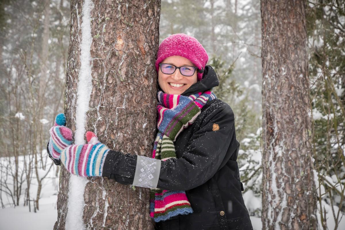 Kirkkohallitus palkitsi Malmin seurakunnan nuorisotyönohjaajan Heidi Granströmin vuoden 2020 ympäristökasvatuspalkinnolla.