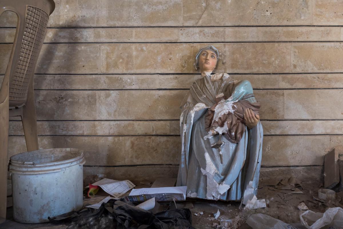 Rikottu Neitsyt Marian patsas irakilaisessa kirkossa alueella, joka oli terroristijärjestö Isisin hallinnassa kahden vuoden ajan. Kuva on otettu toukokuussa 2017.