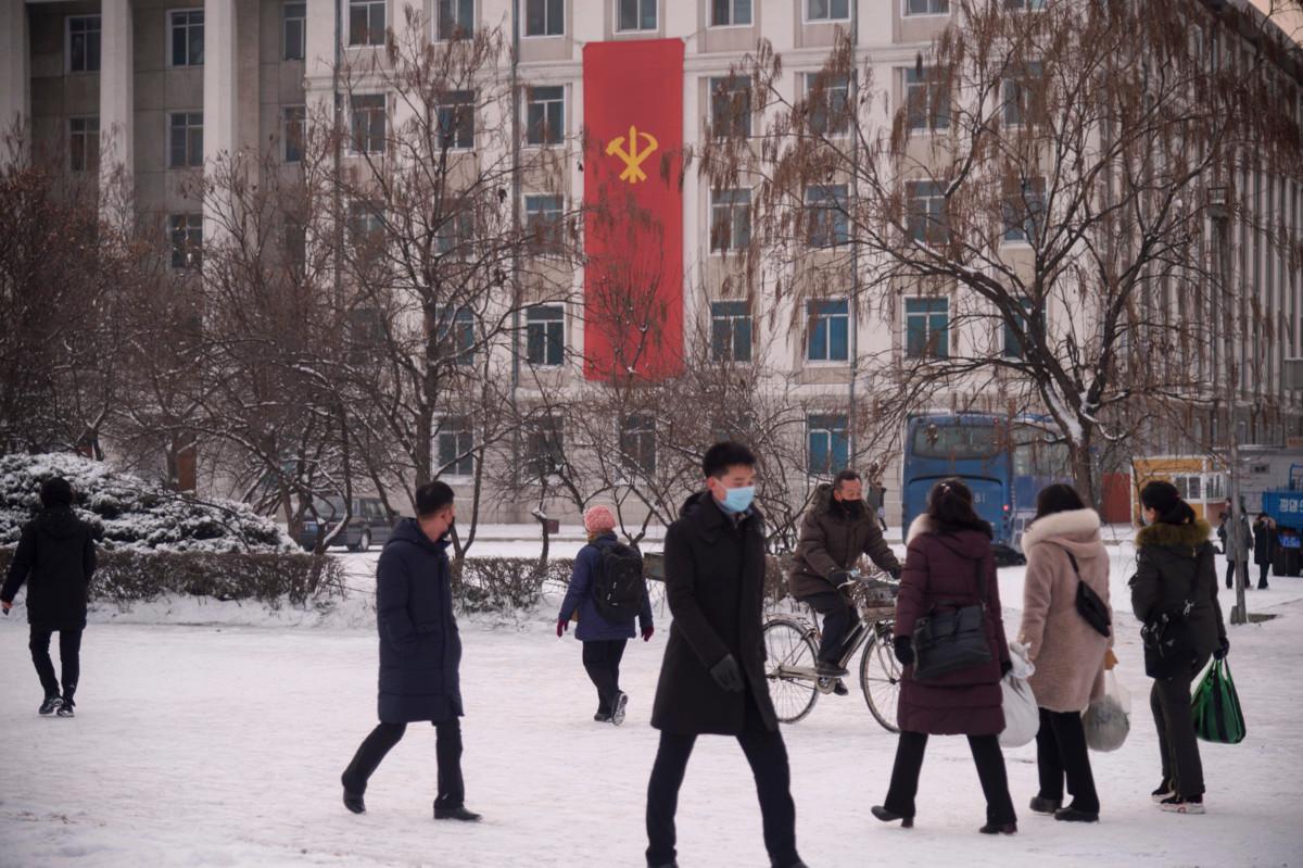 Pohjois-Korean pääkaupungin Pjongjangin kaduilla näytti tiistaina tältä. Kommunistisessa diktatuurissa elää vaikeissa oloissa jopa 400 000 kristittyä.  Lehtikuva / AFP  Kim Won Jin