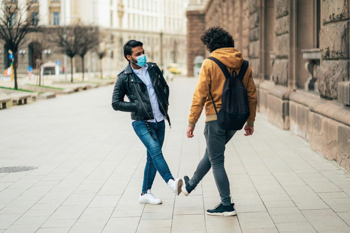 Korona-aika toi mukanaan uusia tapoja tervehtiä. Käsien lisäksi käytössä ovat jalat. Kuva: iStock