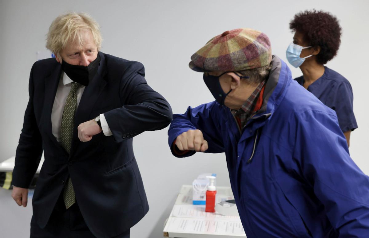 Pääministeri Boris Johnson tervehtii kansalaista kyynärpäätervehdyksellä kättelyn sijaan. Johnson vieraili lontoolaisessa sairaalassa ja tutustui koronarokotusten antamiseen tammikuun alussa. Kuva: Andrew Parsons / Eyevine / LEHTIKUVA