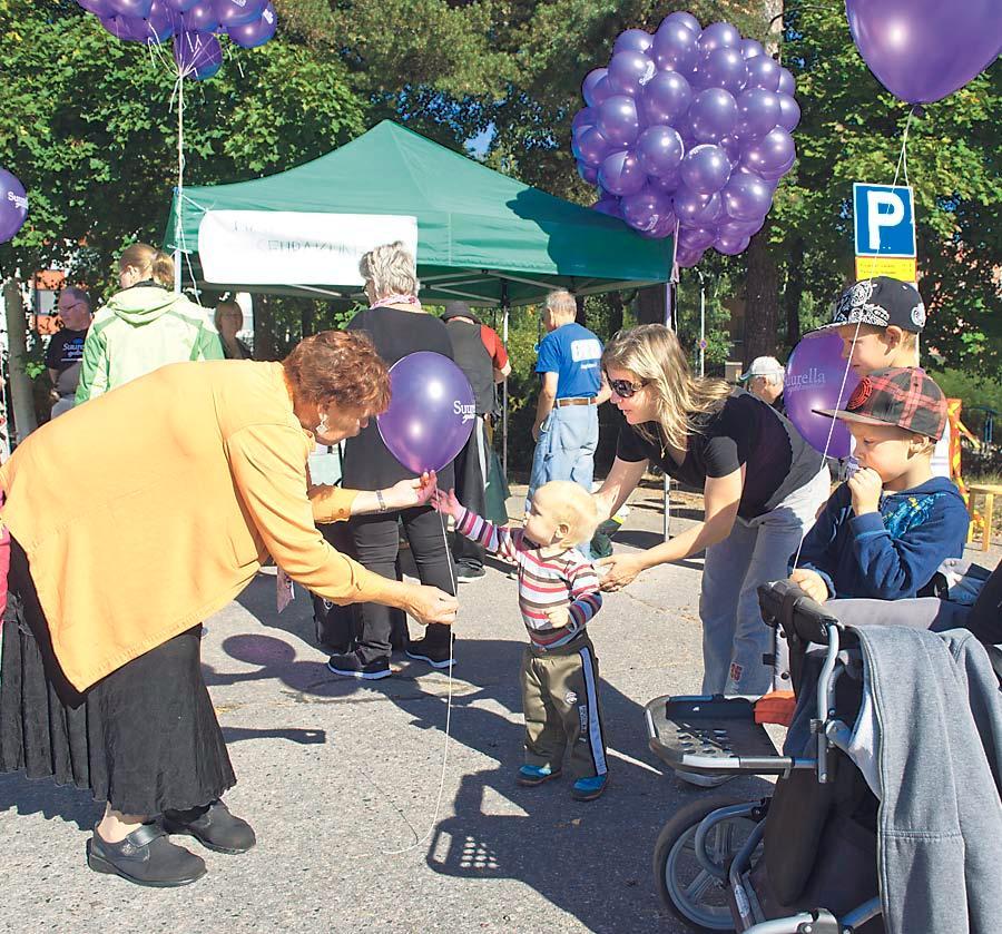 Tuula Lindqvist jakoi ilmapalloja lapsille.