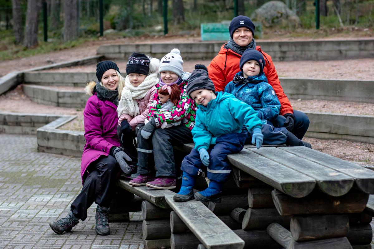 Marija ja Niko Ijäs ja lapset  Juliana, Gutiana, Joosua ja Dani asuivat aiemmin Mongoliassa. Perheen vanhemmat tekivät siellä lähetystyötä. 