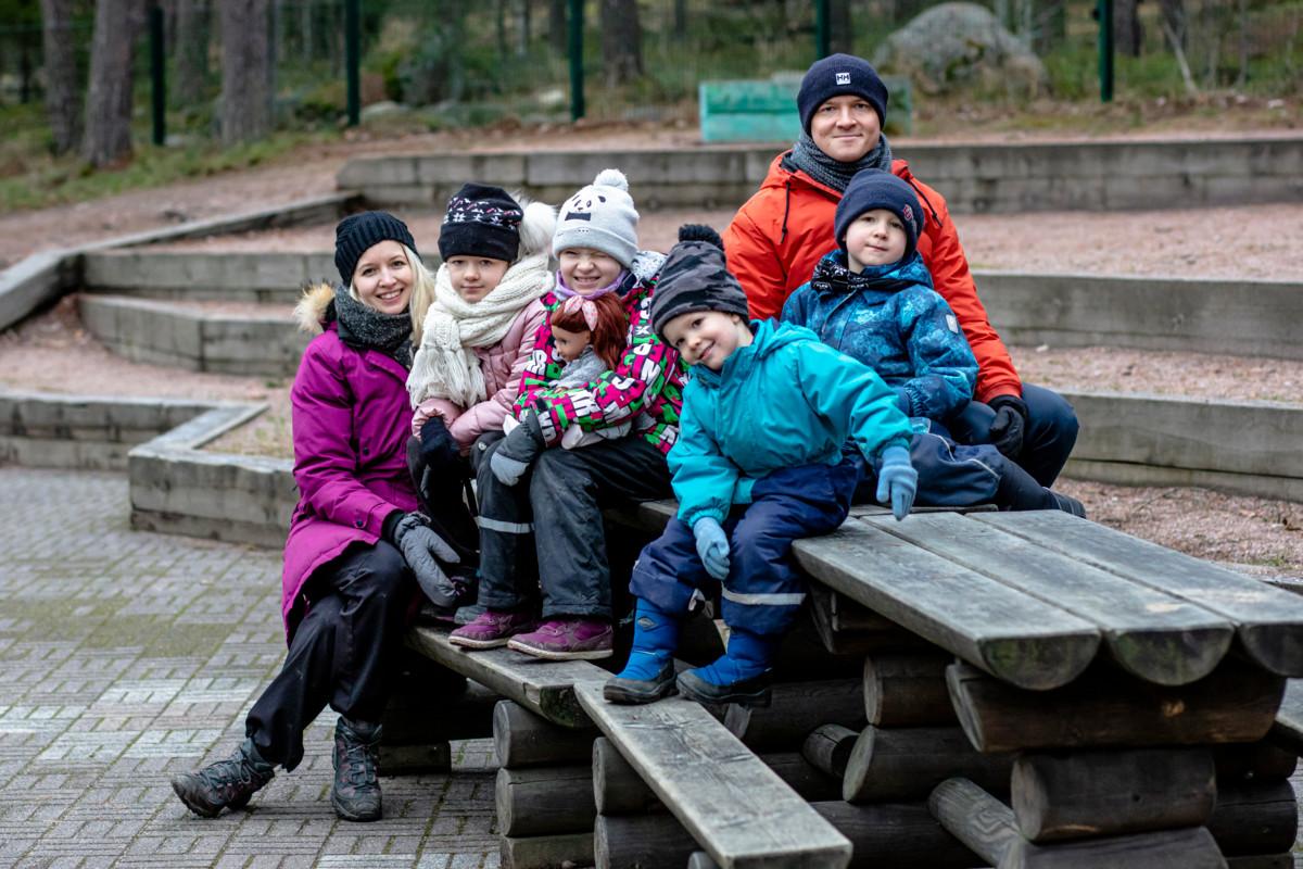 Marija ja Niko Ijäs ja lapset Juliana, Gutiana, Joosua ja Dani asuivat aiemmin Mongoliassa. Perheen vanhemmat tekivät siellä lähetystyötä.