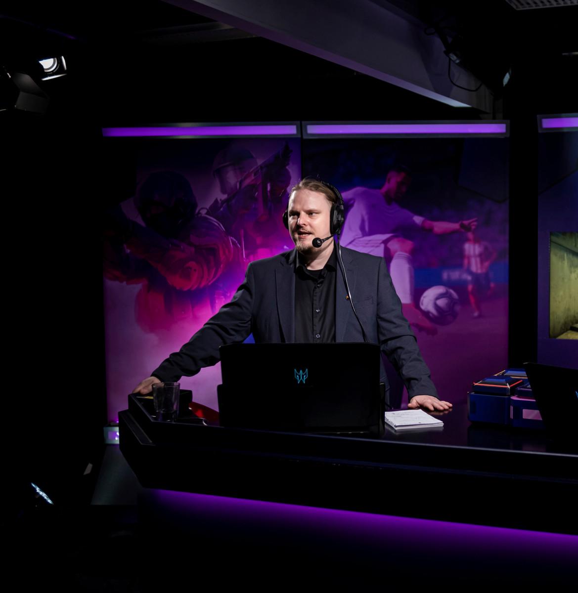 Nuorisotyönohjaaja Toni Majola on toiminut myös Telia Esport Serier -e-urheilusarjan selostajana. Kuva: Jussi Jääskeläinen / Telia Esports Series