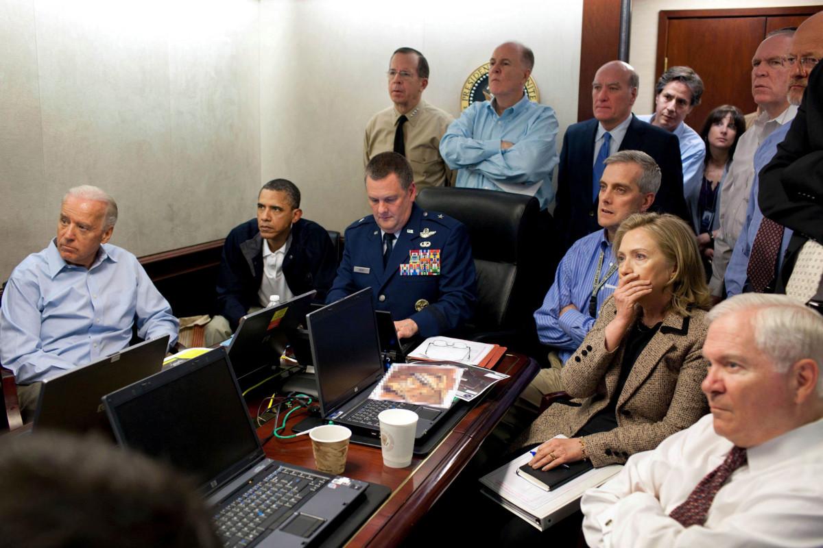 Joe Biden (vas) ja Barack Obama seurasivat kansallisen turvallisuuden tiimin kanssa Osama Bin Ladenin surmaamiseen päättyneen operaation kulkua toukokuussa 2011. Kirjasta selviää, että niin tässä kuin monissa muissakin päätöksissä presidentti joutuu toimimaan ilman varmaa tietoa, todennäköisyyksien varassa.
