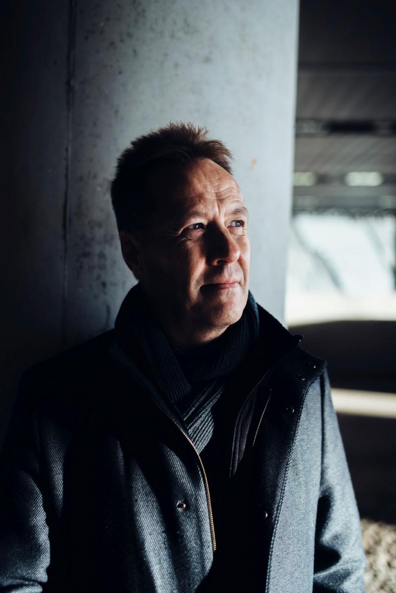 Dekkarikirjailija pyrkii siihen, että hänen kirjoissaan esimerkiksi poliisin työmenetelmät ja poliisien ja rikollisten käyttämä kieli tuntuisivat mahdollisimman oikealta.